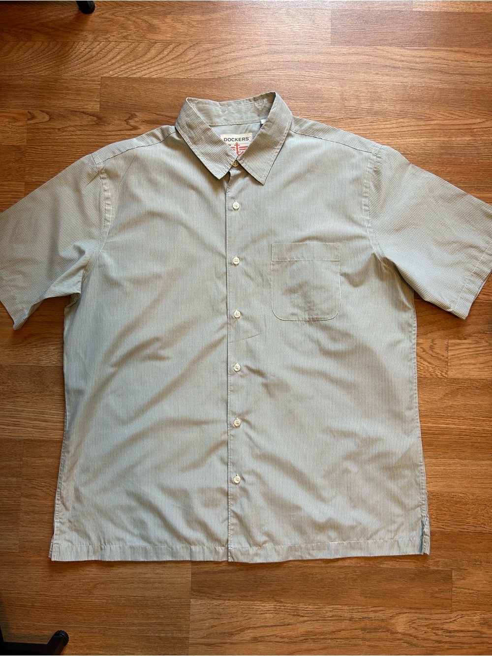 Dockers Men's Short Sleeve Button-Down Shirt in White and gray .Size XL
